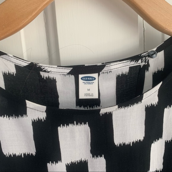 black & white graphic top split back vent by Old Navy chevron zig zag ikat style - Picture 14 of 16
